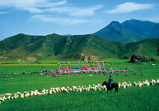扎鲁特山地草原旅游区 位于内蒙古通辽市西部,扎鲁特旗巴雅尔图胡硕境内,距通辽市200公里,304国道、省际大通道穿过这里,交通十分便利,旅游区大本营坐落在军马场。这里是辽代誉洲古城将士驯养战马的地方,因此而得名。山地草原核心区水草丰美,风景独特,风光旖旎,总面积达3万亩。 旅游区可为游客开展丰富多彩的、民族风情浓郁的活动项目,主要有马队迎宾、祭敖包、牧户做客、骑马漫游、赛马、射箭、博克、乘坐勒勒车、湖中乘船、篝火晚会、民族歌舞、民俗表演等。同时又可品尝到具有科尔沁特色的手扒羊肉,奶茶和蒙古族风